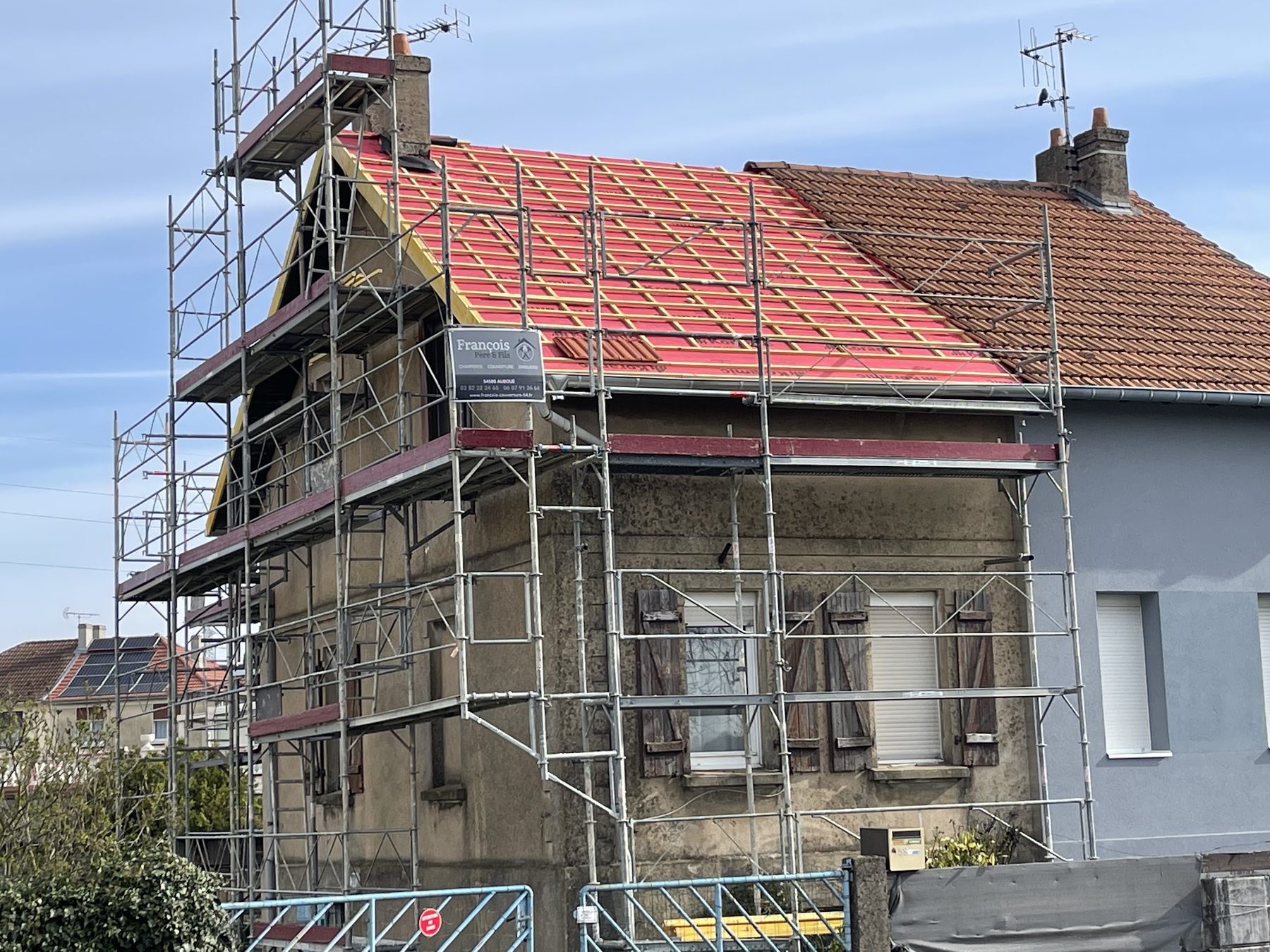 Maison sous échafaudage, toiture en réfection, panneau François Père et Fils